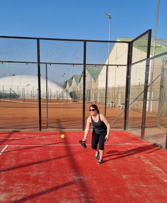 Person beim Paddle Tennis bei strahlendem Sonnenschein
