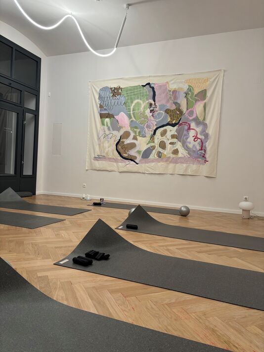 Auf dem Bild sind mehrere Matten und Gewichte zu sehen.