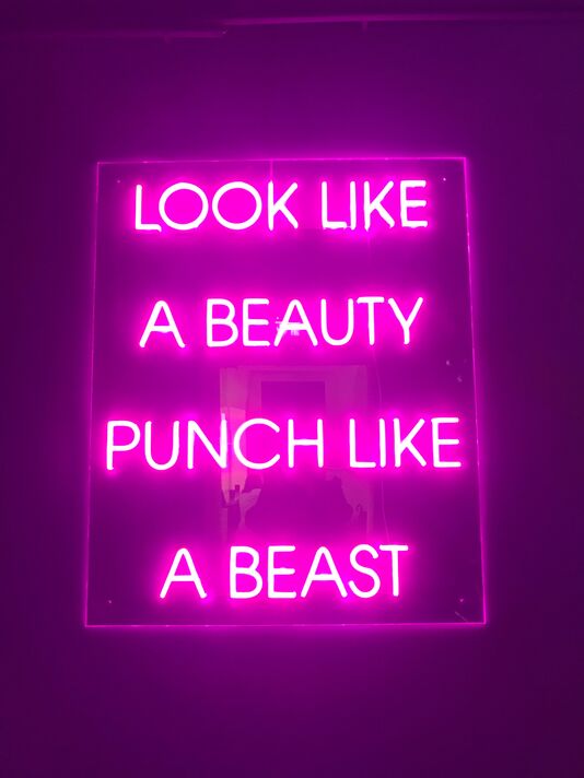"Look like a beauty, punch like a beast" in neonpinker Leuchtschrift