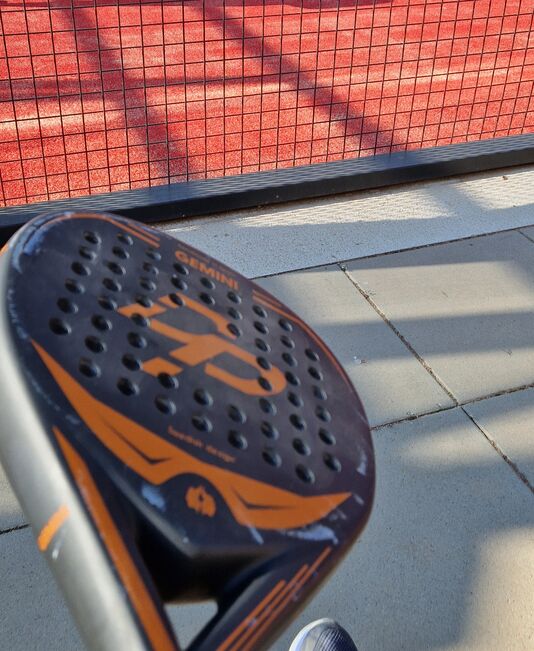 Nahaufnahme eines Paddle-Tennisschlägers.