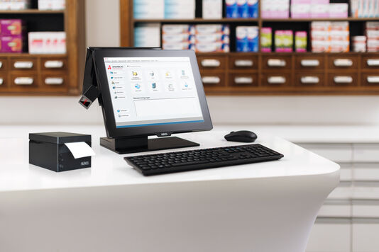 An der Tara in der Apotheke steht ein PC, auf dem der Startbildschirm der AVS-Software zu sehen ist.