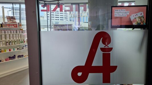 Ein Flatscreen montiert auf der Eingangstür zur Apotheke