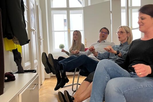 Vier Personen des Marketing-Teams machen bei der Tageschallenge "Rudern" mit.