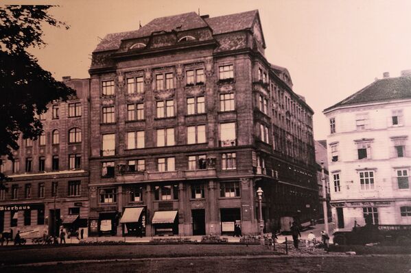 Das Apothekerhaus in der Spitalgasse 31 und rechts daneben der heutige Sitz des APOVERLAG (weißes Haus).